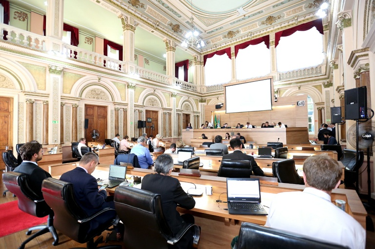 Vereadores de Curitiba aprovam empréstimo de R$ 120 mi para asfalto 