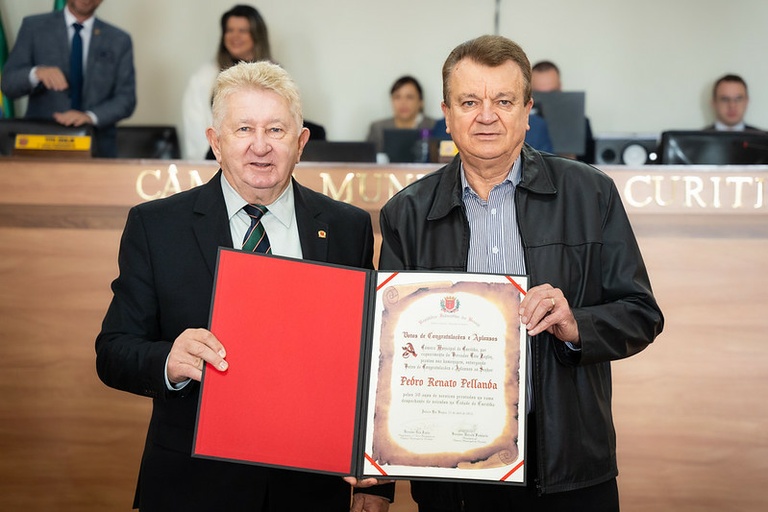 Vereadores homenageiam despachante de veículos Pedro Pellanda