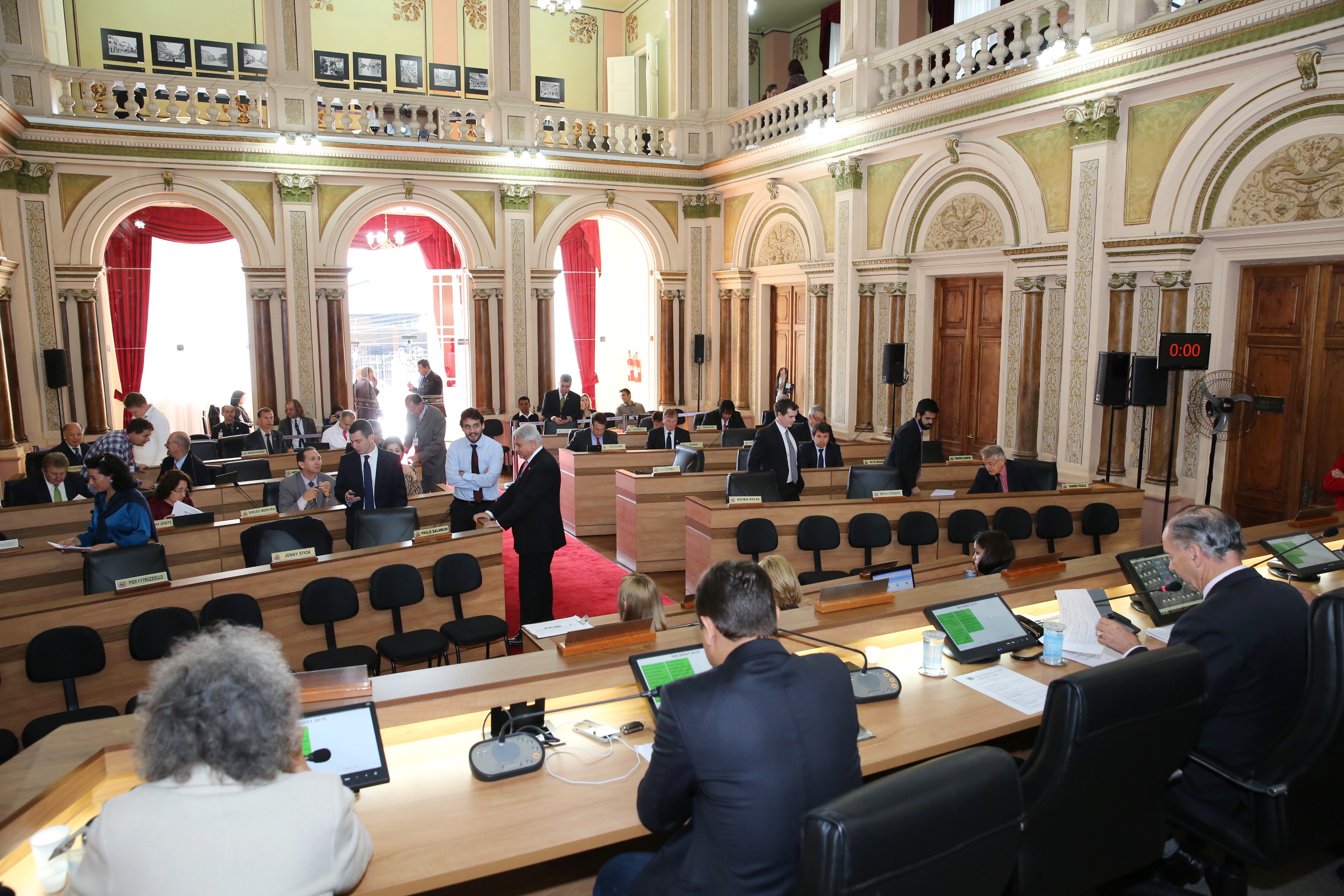 Vereadores de Curitiba votam contas de Beto Richa