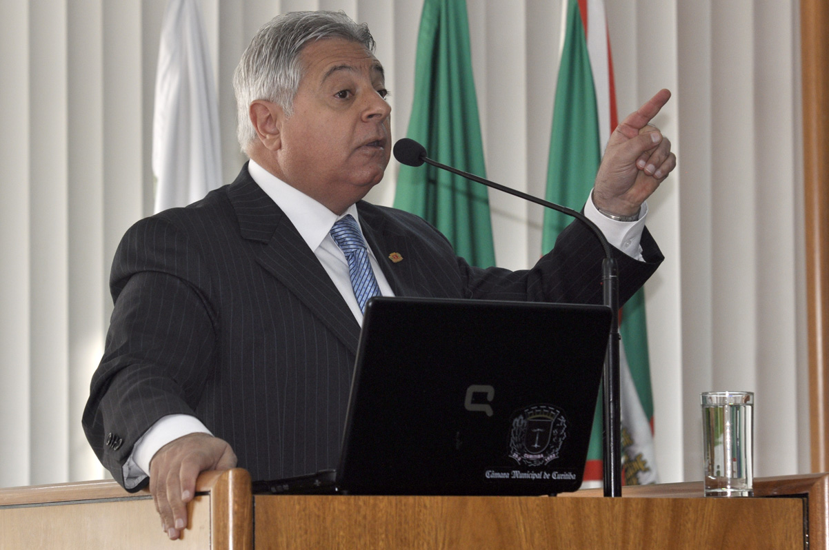 Vereadores debatem compra de notebooks 