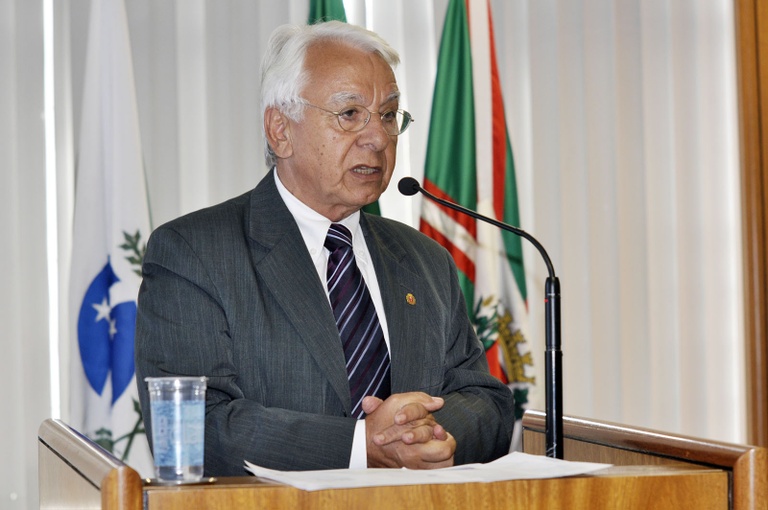 Vereadores debatem concessão de aeroportos  