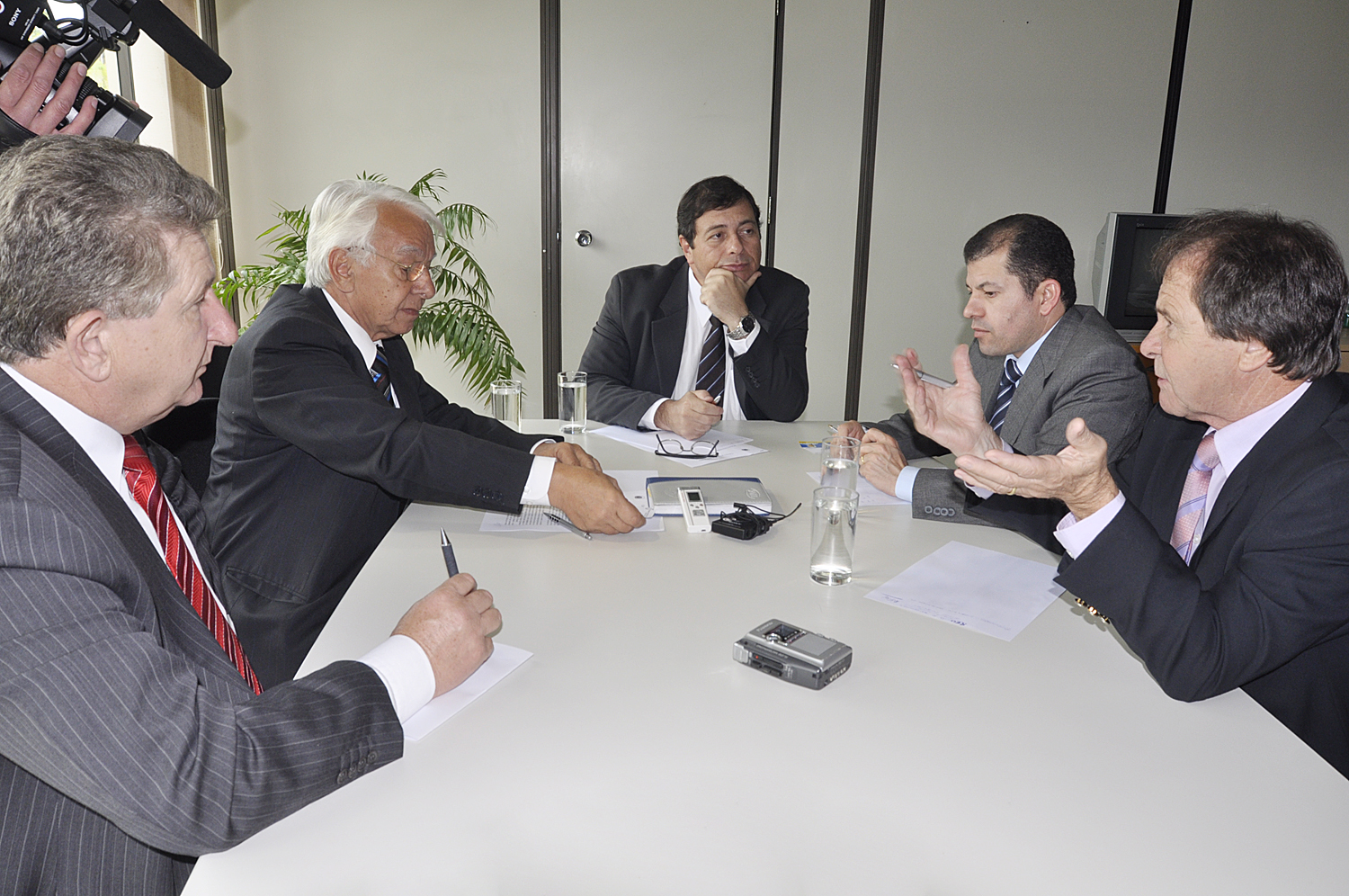 Vereadores debatem licitação dos táxis com procurador 
