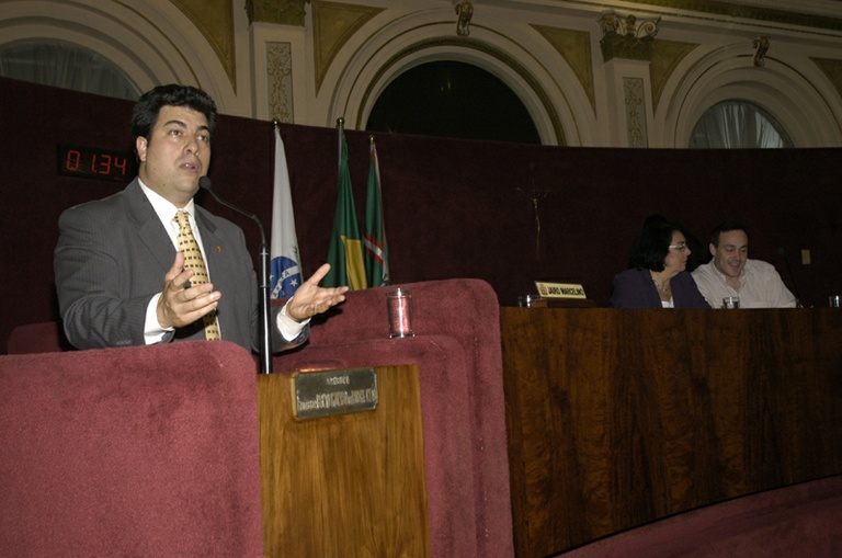 Vereadores defendem reitor da Federal 