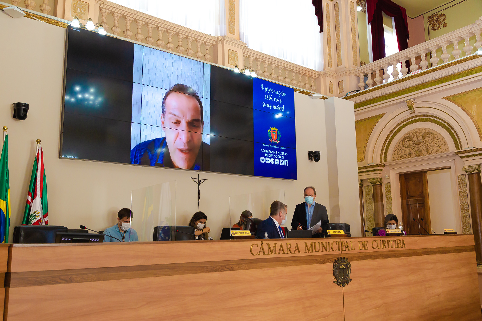 Vereadores defendem tratamento precoce à covid-19 em Curitiba