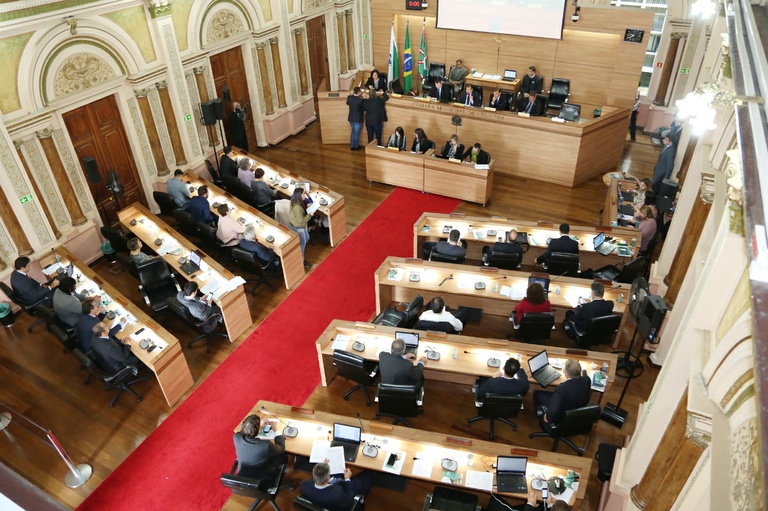 Vereadores divergem sobre local da reunião de Legislação