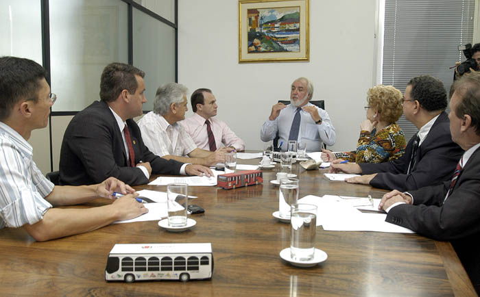 Vereadores e secretário estudam pauta de educadores 