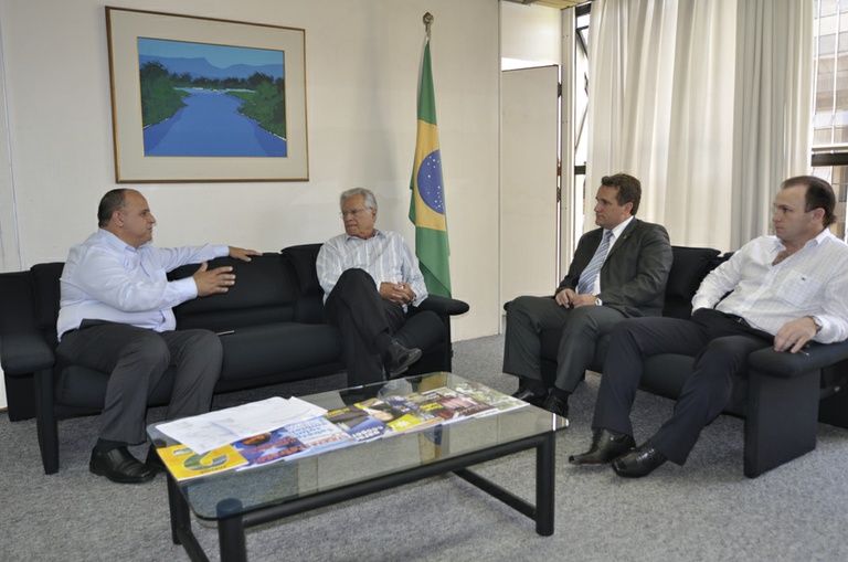 Vereadores entregam plano de sinalização da Nicola Pellanda 