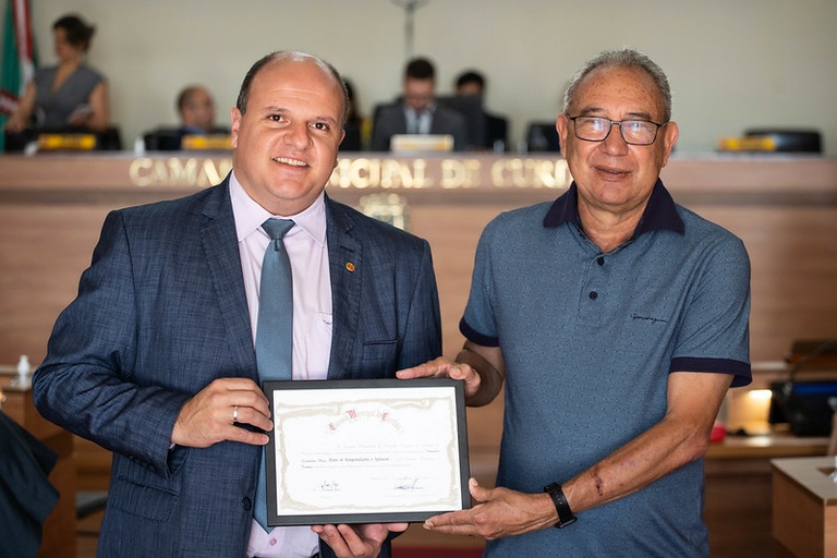 Vereadores homenageiam ex-jogador de futebol Tostão
