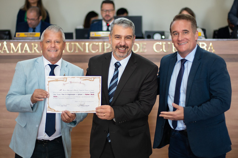 Vereadores homenageiam professor e reitor Murilo Andrade