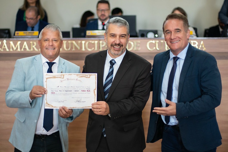 Vereadores homenageiam professor e reitor Murilo Andrade