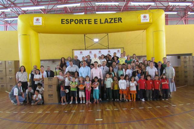 Vereadores participam da entrega de kits esportivos 