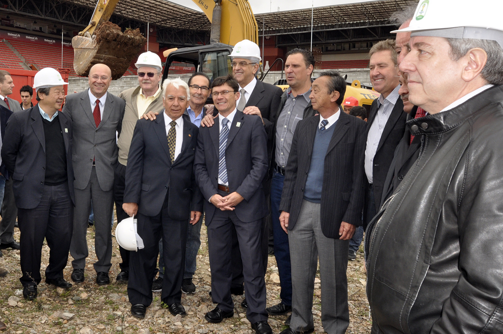 Vereadores participam do início das obras na Arena 