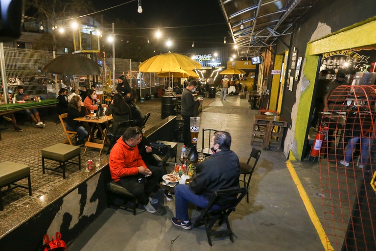 Vereadores pedem funcionamento de restaurantes até às 22h na bandeira laranja