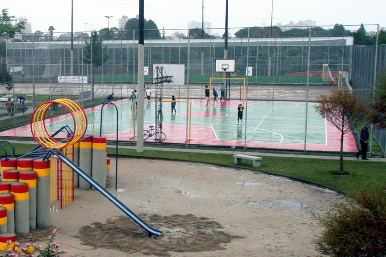 Vereadores pedem novos aros e tabelas em quadras de basquete