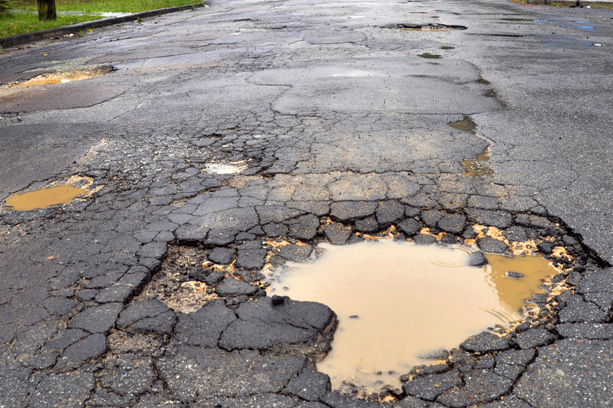 Vereadores pedem operação tapa-buracos nos bairros