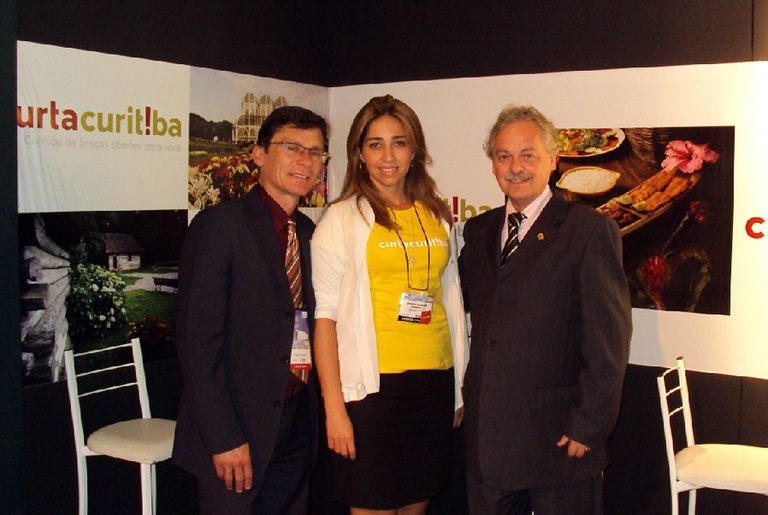 Vereadores prestigiam feira de turismo voltada à Copa 