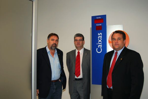 Vereadores prestigiam inauguração de agência 