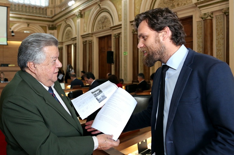 Vereadores propõem aumentar vida útil de táxis elétricos