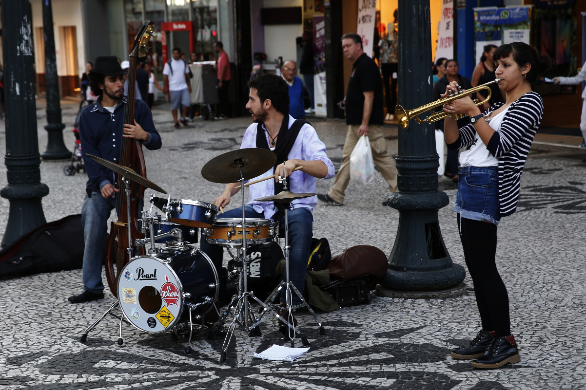 Vereadores querem multar som alto de instrumentos musicais e apitos