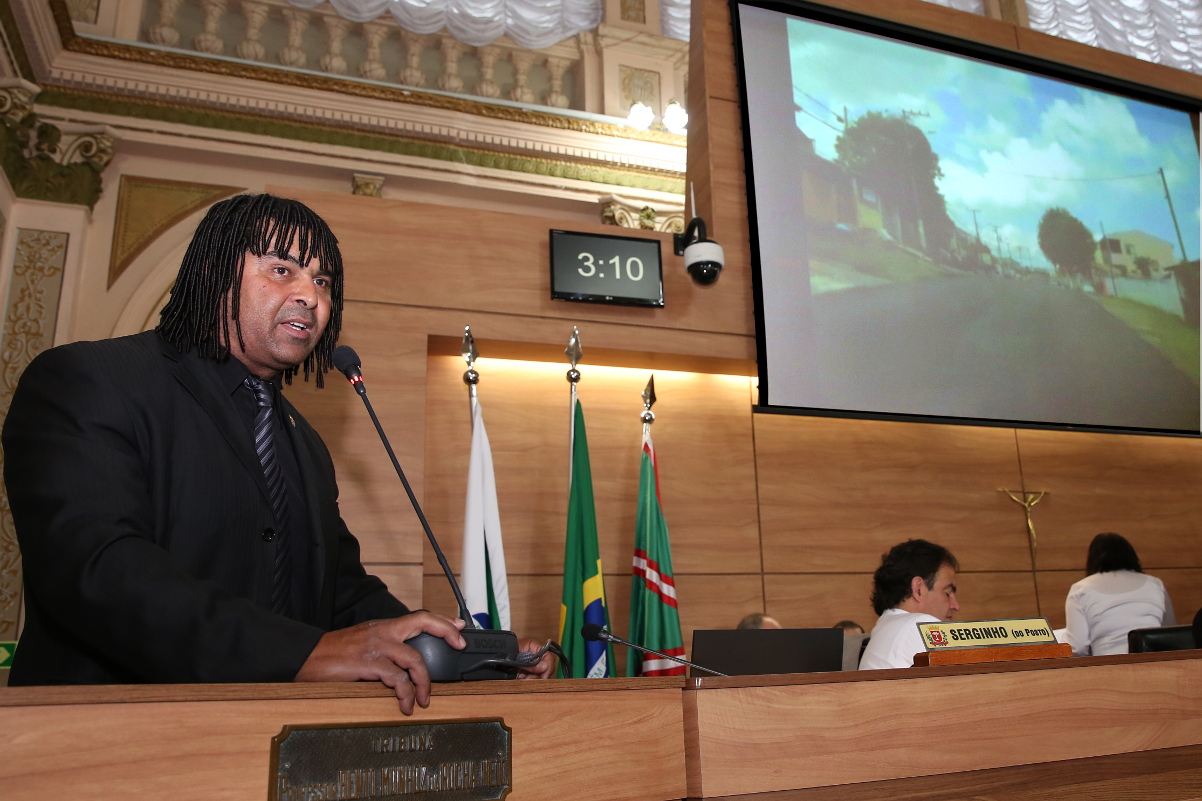 Vereadores reclamam de obras não executadas e líder responde