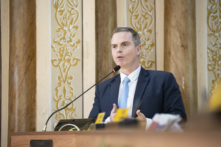 Vereadores sugerem ação para limpeza de terrenos em Curitiba