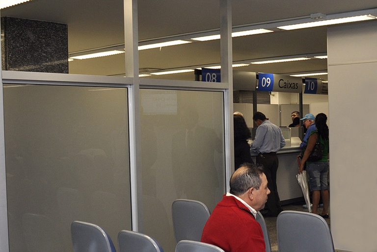 Vereadores votam alerta em bancos 