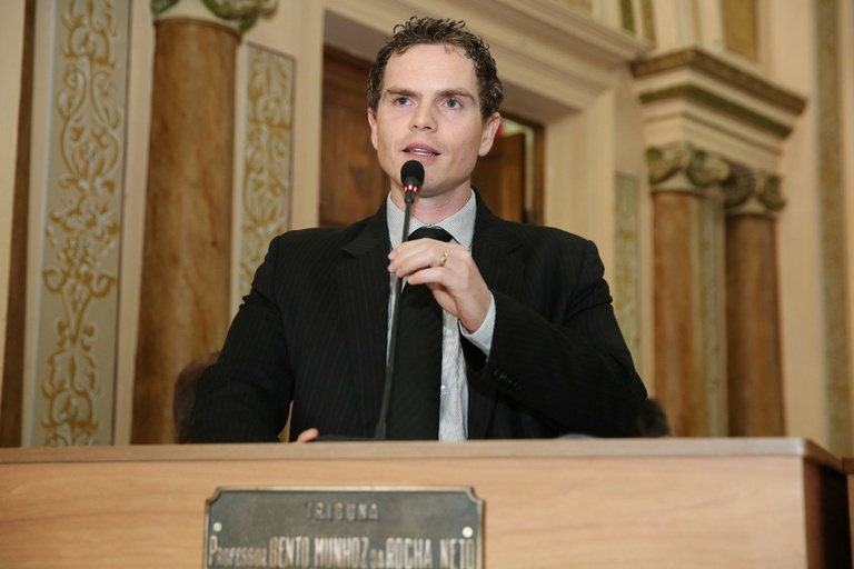 Via sem semáforo pode receber equipamento contra acidente