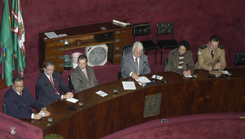 Victor Aronis recebe cidadania curitibana 