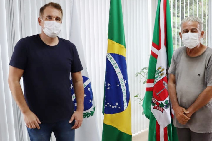 Visita à presidência: CMC recebe idoso que viaja a pé pelas capitais