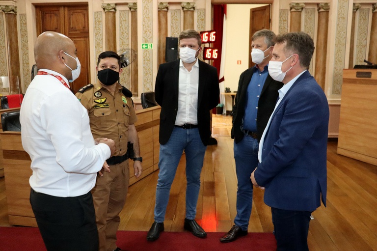 Visita à presidência: comandante do 1º CRPM quer integração com o Legislativo