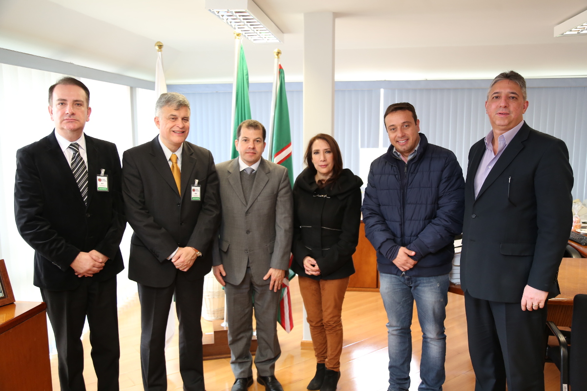 Visita à presidência: cônsul do Peru quer Semana Cultural em Curitiba