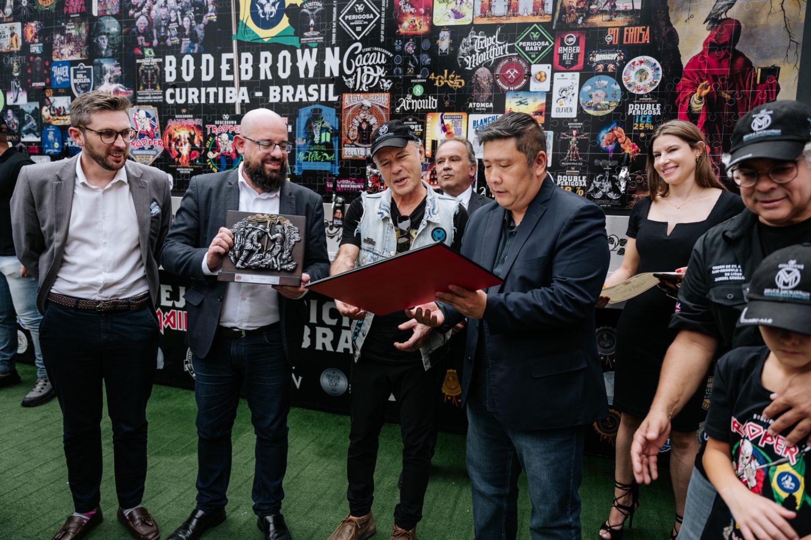 Vocalista do Iron Maiden, Bruce Dickinson agora é cidadão de Curitiba