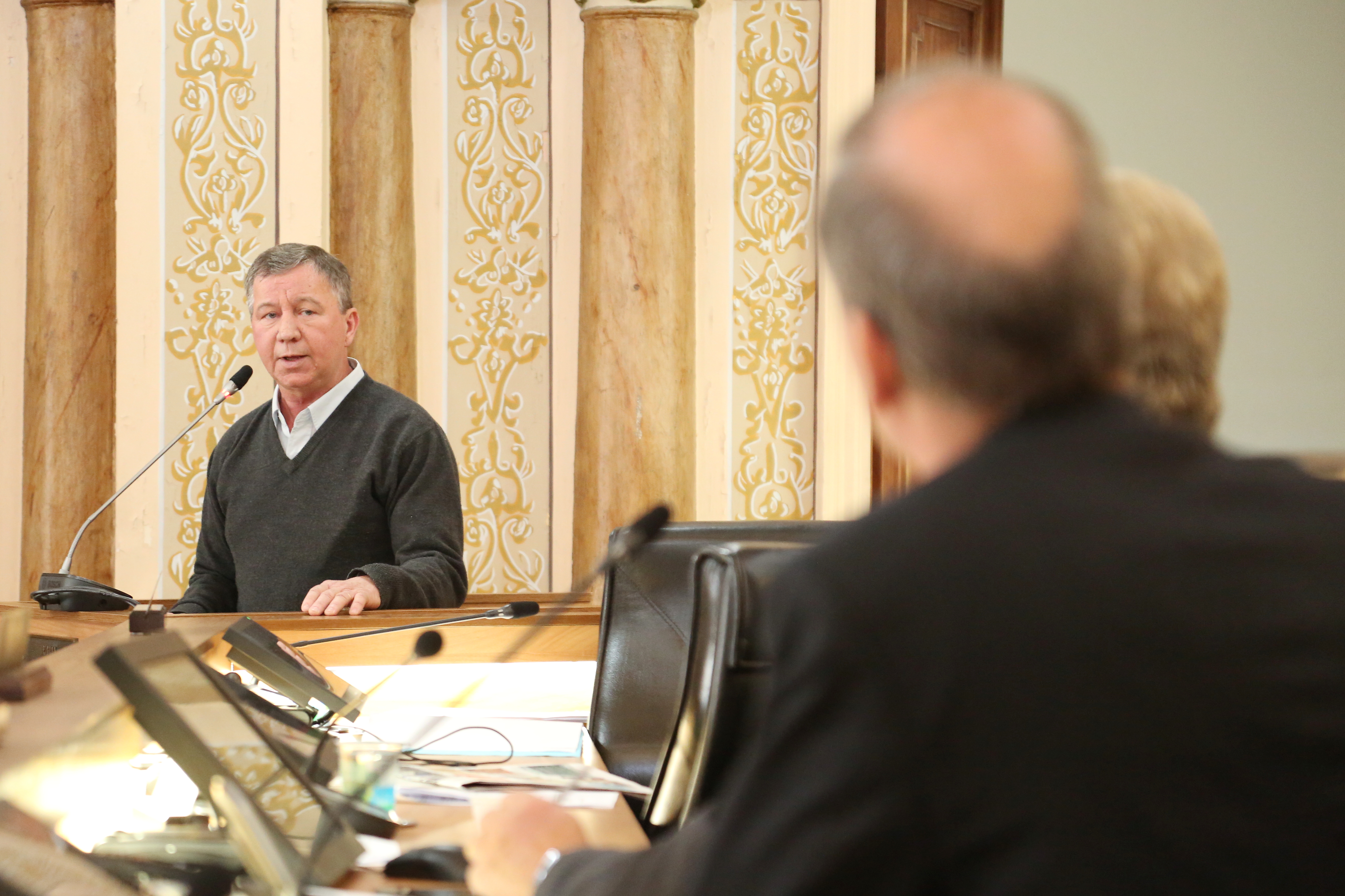 Votação do Cabide Solidário em bancas é adiada para agosto