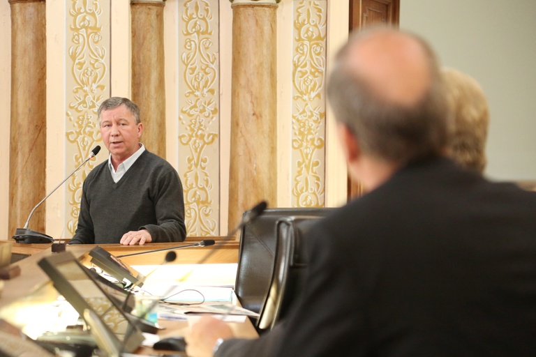 Votação do Cabide Solidário em bancas é adiada para agosto