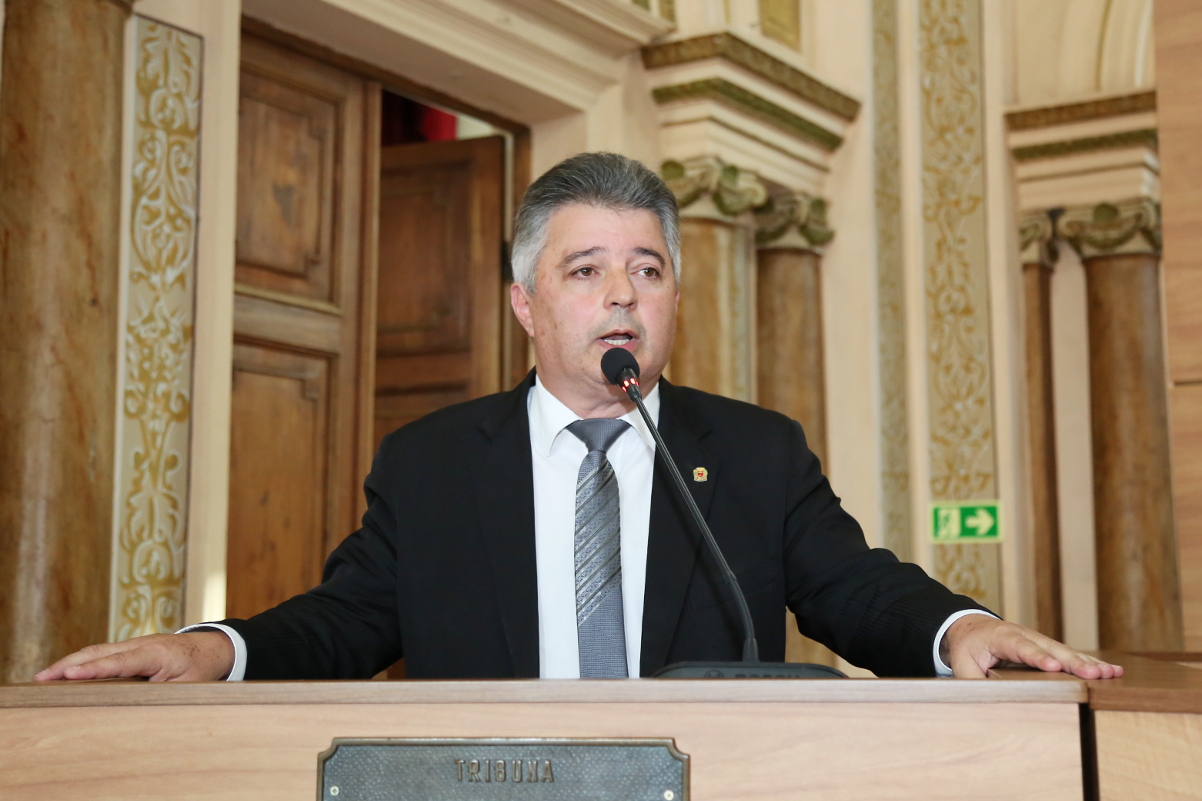 Votação do projeto Adote Uma Escola é adiado para agosto