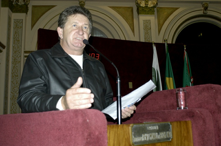 Zeglin homenageia santa 