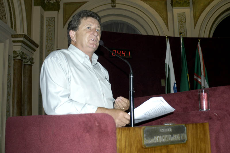 Zeglin pede providências pela despoluição de lago de parque 